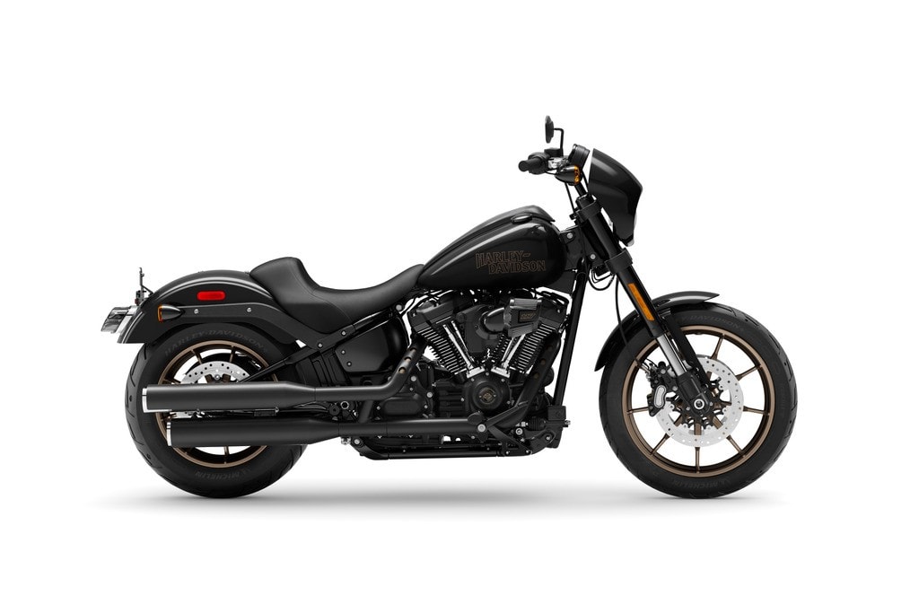 <div class='descrGalleryTitle'>HARLEY-DAVIDSON LOW RIDER S</div><div class='descrGalleryText'><p>Il <b>Low Rider S</b> è un cruiser per chi cerca potenza incredibile ed è disposto a spingere la propria moto fino al limite. Il propulsore Milwaukee-Eight 117 produce il cinque percento di coppia in più rispetto al Milwaukee-Eight 114 montato sul Low Rider S del 2021 e offre al rider adrenalina allo stato puro. Le sospensioni Premium migliorano l'esperienza di guida. Direttamente dalla fabbrica, il Low Rider S 117 unisce la grande attitudine dello stile West Coast alle prestazioni più elevate, fino a ora ottenibili solo con un investimento in accessori.</p>
<p>Il modello Low Rider S 2022 è dotato di un <b>nuovo contagiri </b>analogico/tachimetro digitale montato sul manubrio, più vicino alla linea di visuale del pilota, che sostituisce gli strumenti nella console del serbatoio dei precedenti modelli Low Rider S. La console del serbatoio nera testurizzata con badge FXLRS giace sul serbatoio del carburante. Le prestazioni di illuminazione sono fornite da un caratteristico faro a LED e luci di coda/stop anch’esse a LED.</p>
<p>Lo stesso <b>monoammortizzatore posteriore più alto </b>presente sul modello Low Rider ST solleva la parte posteriore del modello Low Rider S per un maggiore comfort di marcia e un angolo di piega maggiore di 1,3 gradi rispetto al precedente Low Rider S, per una maggiore luce a terra e una maggiore sicurezza del pilota durante le curve più audaci. La regolazione idraulica del precarico sotto la sella consente al pilota di mantenere prestazioni ottimali delle sospensioni nelle diverse condizioni di carico e stradali. Una<b> forcella a steli rovesciati da 43 mm </b>singola irrigidisce l'avantreno per una guida reattiva e migliori prestazioni di frenata e manovrabilità. L’inclinazione della forcella è di 28 gradi. Il doppio freno anteriore con dischi da 300 mm offre la frenata reattiva richiesta per i motociclisti dalla guida più aggressiva, con ABS di serie per prestazioni di frenata sicure anche quando le condizioni non sono ideali. Gli pneumatici Michelin® Scorcher® 31 migliorano ulteriormente la guida e la maneggevolezza.</p>
<p>Altre caratteristiche sono elementi chiave dello stile West Coast: manubrio da un pollice di diametro su riser alti quattro pollici, <b>monosella sagomata</b>, comandi a pedale in posizione centrale e un mini cupolino in tinta incornicia il faro e ripara dal vento quando si sfreccia in autostrada. Il gruppo propulsore, l'avantreno e lo scarico sono totalmente dark, con i cerchi Radiate in alluminio pressofuso (da 19” all'anteriore e da 16” al posteriore) rifiniti in bronzo scuro opaco a contrasto con le componenti scure della moto.</p>
</div>